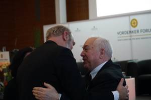 Photo: Bassam Tibi thanks Thomas Schirrmacher for his speech at the University of Frankfurt Â© BQ/Martin Warnecke