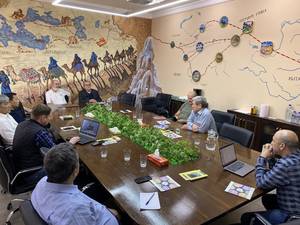 Photo: The General Secretaries of the Central Asian Evangelical Alliance, Rev. Peter M. Kremeruk to the right, Thomas Schirrmacher on the head of the table in white shirt © BQ/WEA