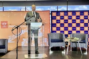 Photo: IIRF Deputy Director Kyle Wisdom presents VID © Nel Werner