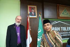 Associate Secretary General of the World Evangelical Alliance, Bishop Thomas Schirrmacher, stands with Nahdlatul Ulama General Secretary Yahya Cholil Staquf in front of the Indonesian and NU flags Â© BQ/Martin Warnecke