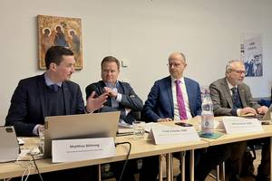 Foto: Matthias Böhning (Generalsekretär der Internationalen Gesellschaft für Menschenrechte), Frank Schwabe (Beauftragter der Bundesregierung für Religions- und Weltanschauungsfreiheit), Michael Brand (Sprecher der CDU/CSU-Fraktion für Menschenrechte und humanitäre Hilfe) und Volker Beck (Präsident der Deutsch-Israelischen Gesellschaft) während der Pressekonferenz © Evangelische Allianz Deutschland